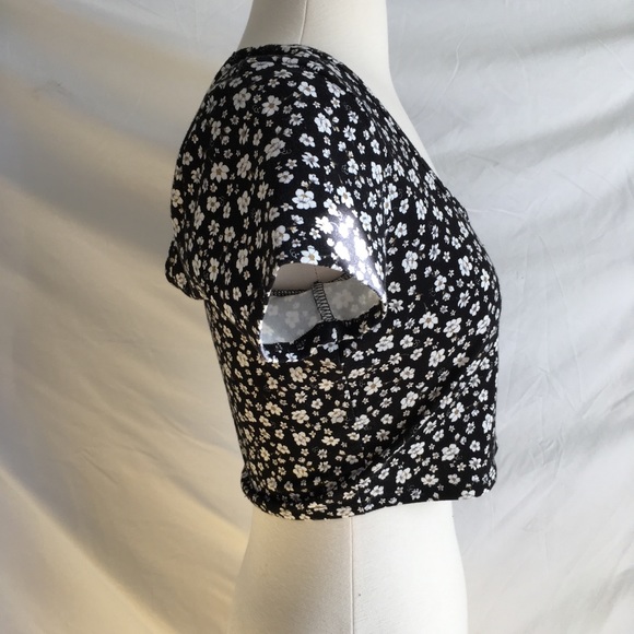 Forever 21 Black Floral Short Sleeve Crop Top M - Picture 3 of 8